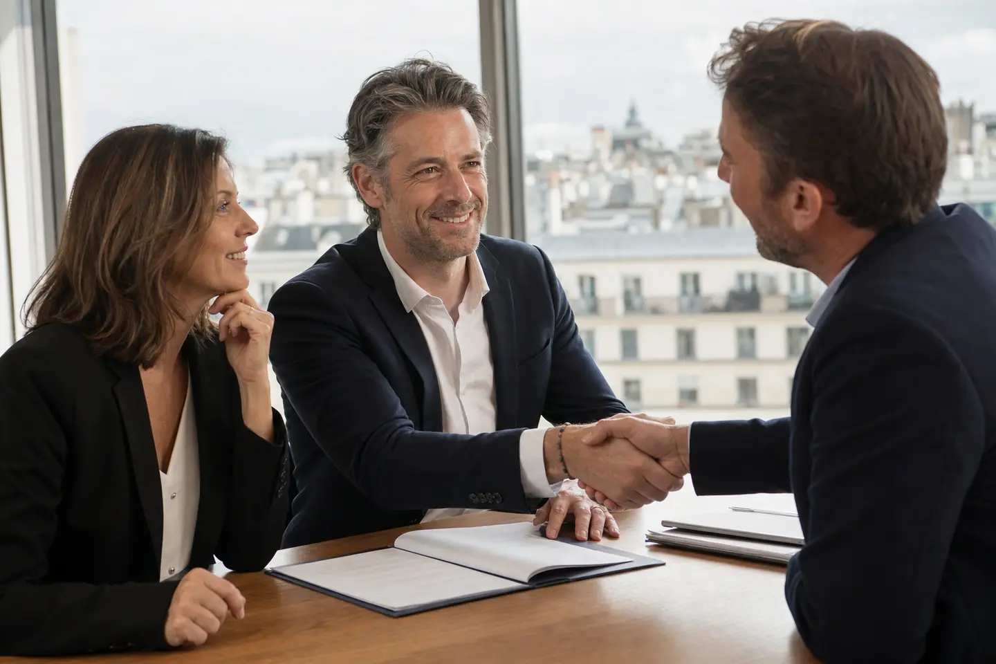 Trois associés signant un pacte d'associés organisant le rachat croisé des parts en cas de décès
