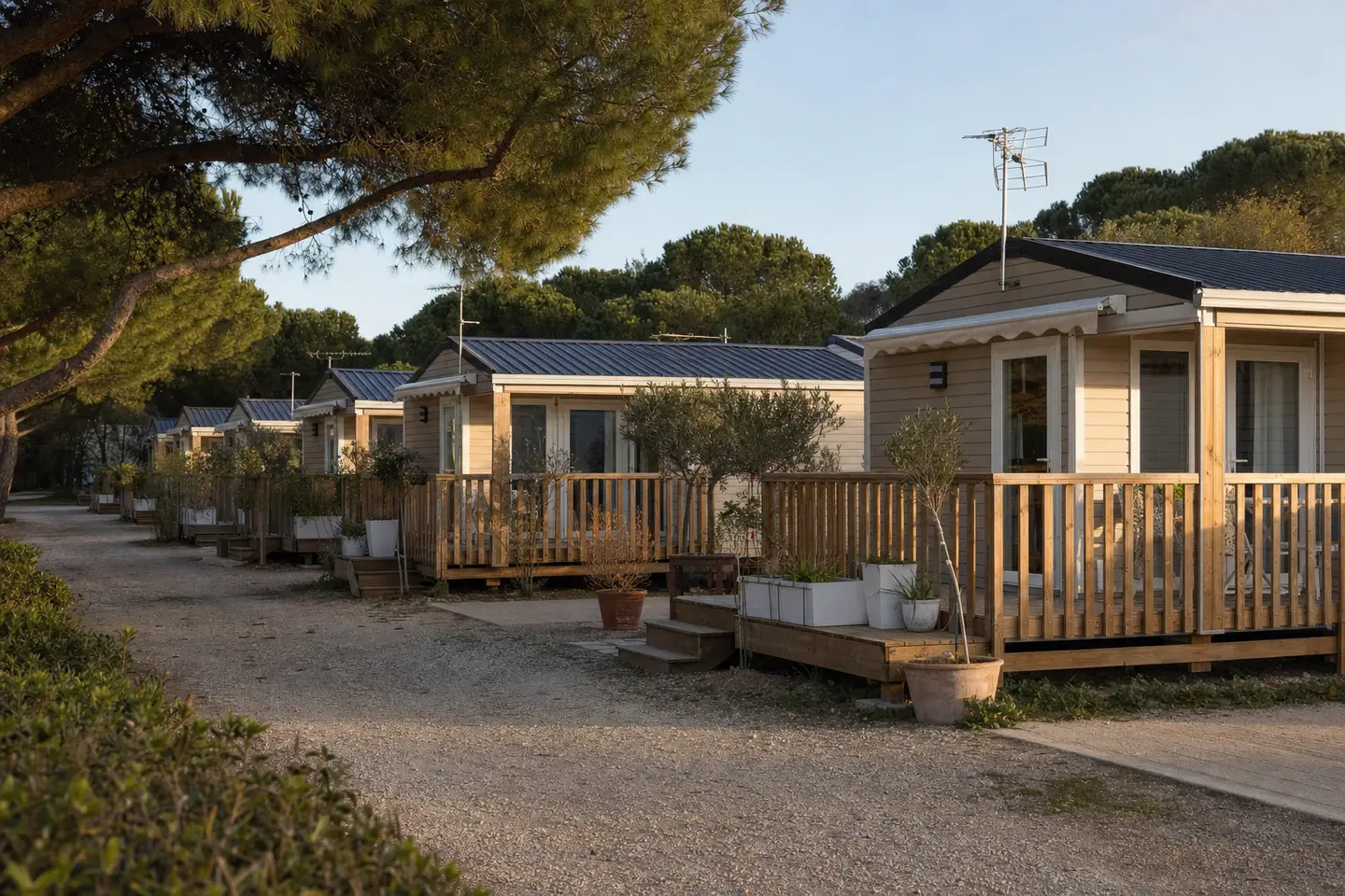Mobil-homes installés sur leurs parcelles dans un camping français, chacun devant être couvert par une assurance exigée par le gestionnaire