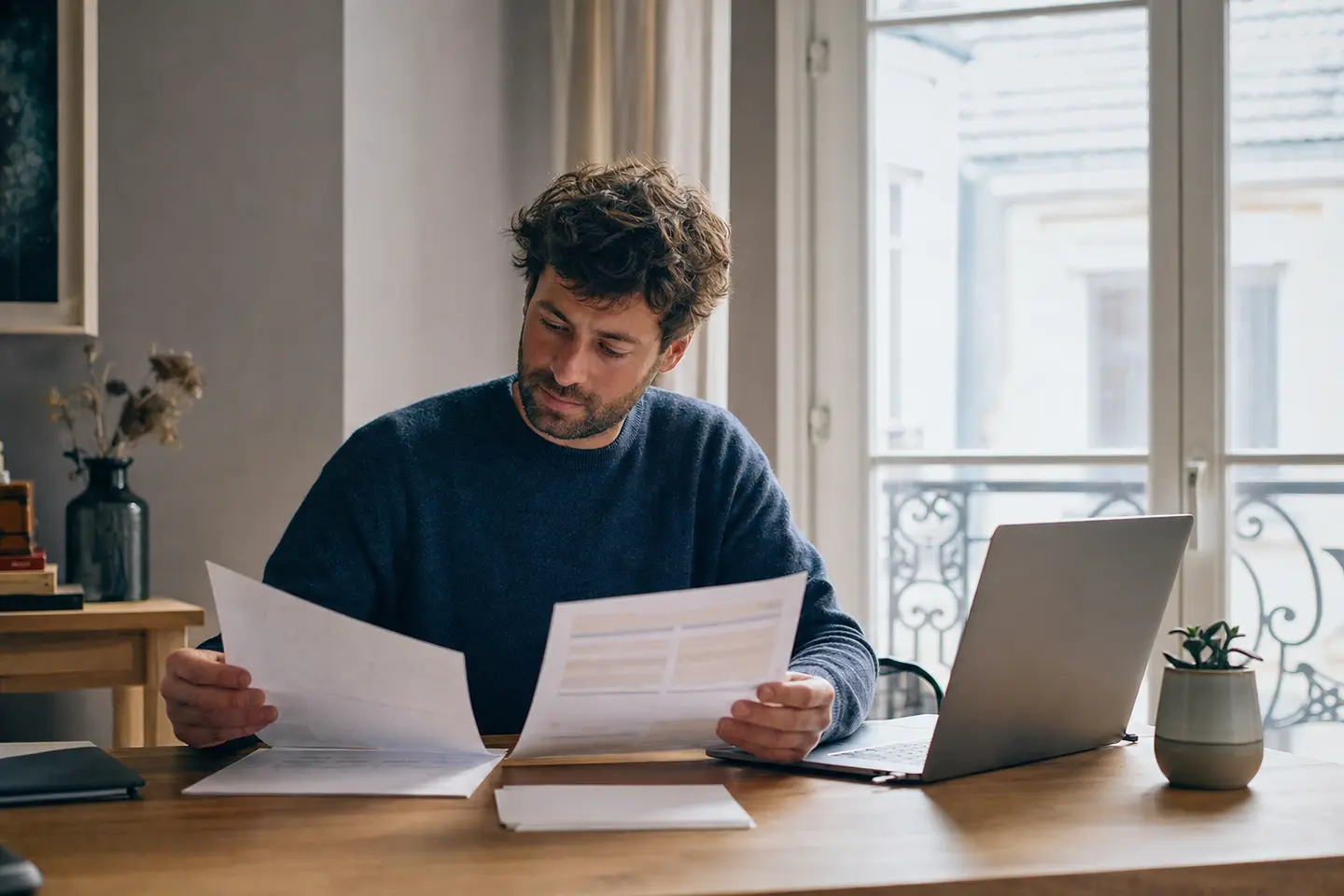 Personne comparant l'attestation de droits de l'Assurance Maladie et l'attestation de responsabilité civile délivrée par son assureur.