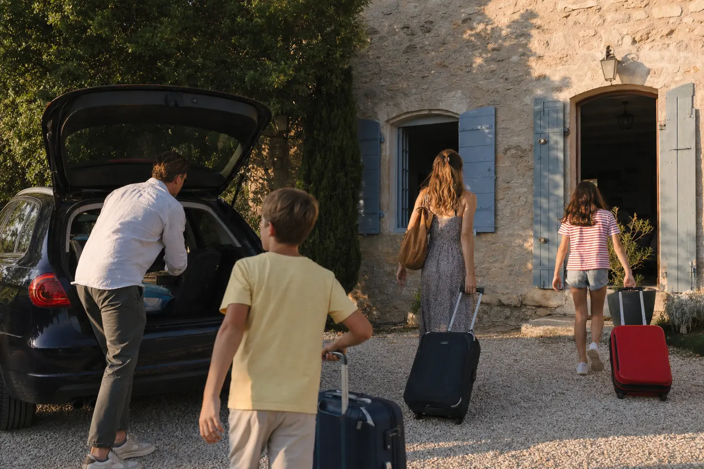 Famille arrivant dans une maison de vacances louée en Provence, couverte par la garantie villégiature de son assurance habitation