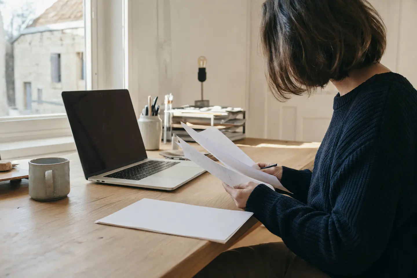 Micro-entrepreneur travaillant à son bureau avec ordinateur et documents, illustration de la gestion de la responsabilité civile professionnelle