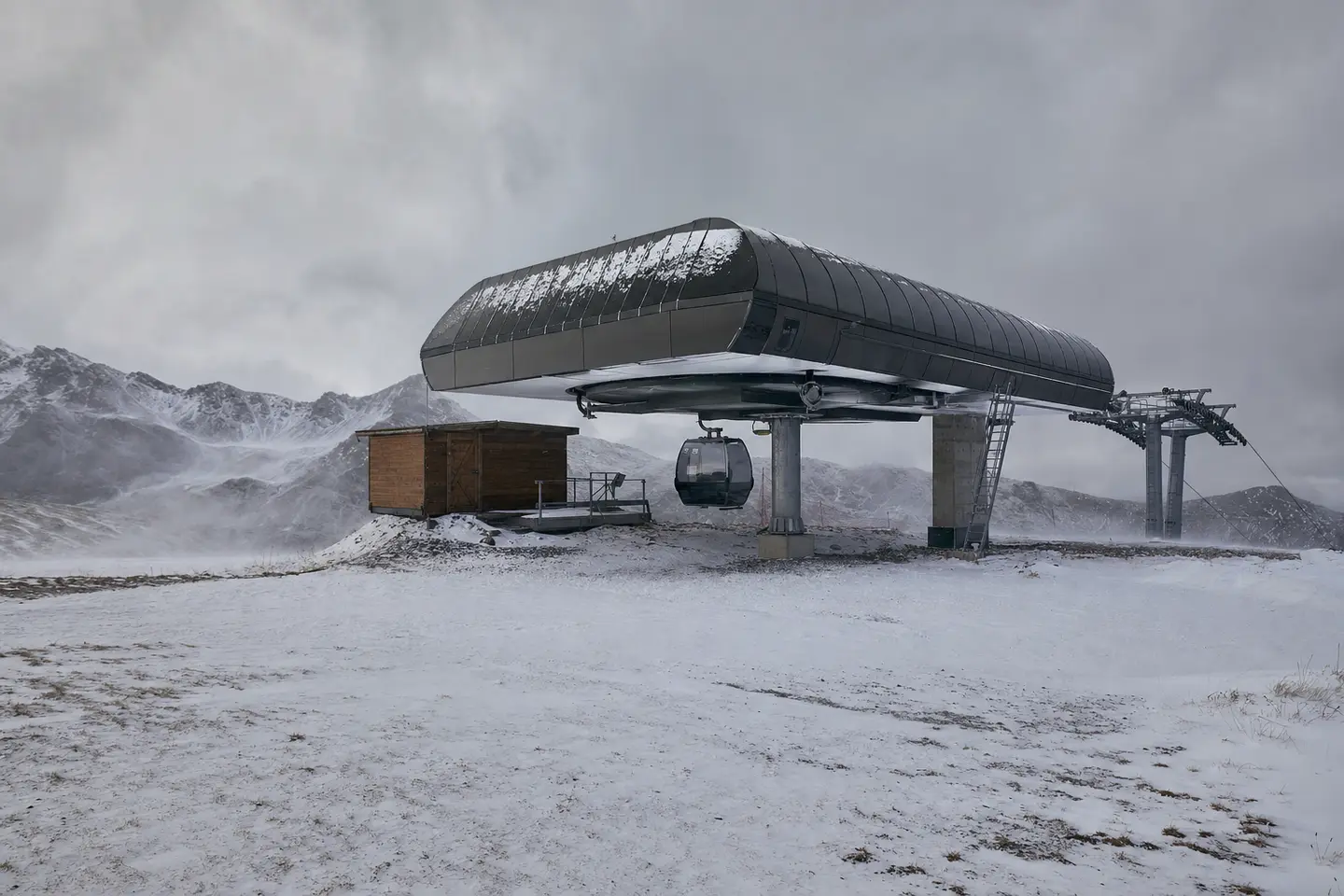 Remontée mécanique fermée dans une station de ski française par mauvais temps